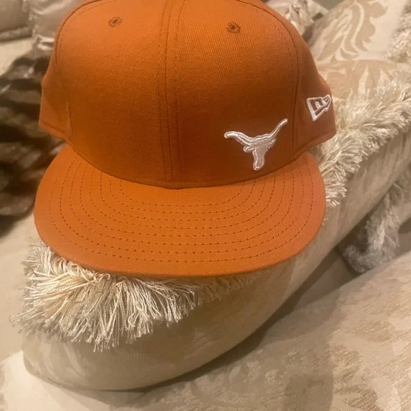 New Era Texas Longhorns Hat
7 1/2 old school practically New
this is a Classic - Picture 1 of 4